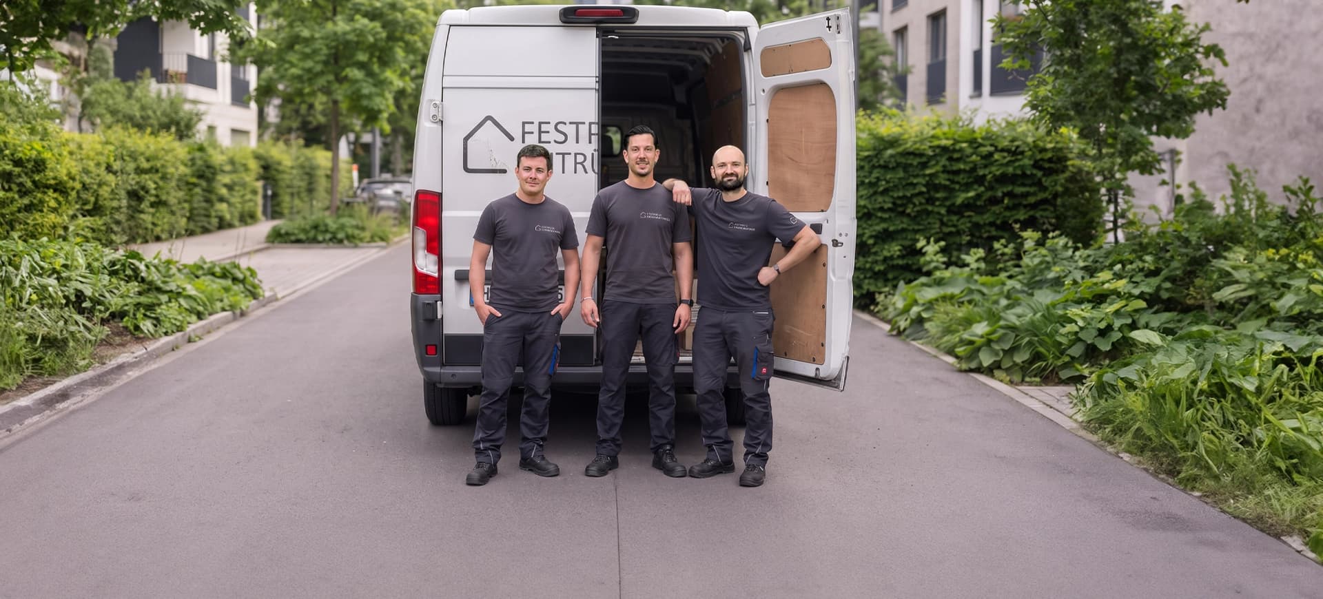 Festpreis-Team vor dem Transporter bei einer Haushaltsauflösung in Dresden